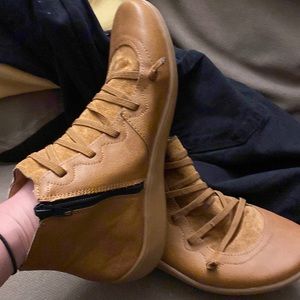 Tan vintage booty size 9 brown zip shoe